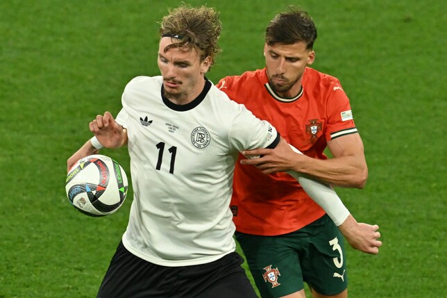 Nick Woltemade (l) hatte bei seinem Länderspiel-Debüt gegen Portugals Abwehrrecken einen schweren Stand.