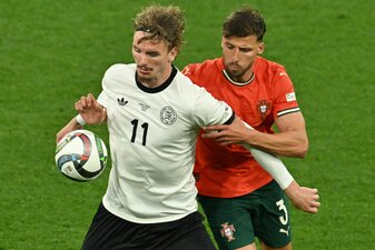 Nick Woltemade (l) hatte bei seinem Länderspiel-Debüt gegen Portugals Abwehrrecken einen schweren Stand. Nick Woltemade (l) hatte bei seinem Länderspiel-Debüt gegen Portugals Abwehrrecken einen schweren Stand.