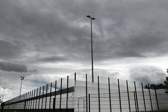 Dunkle Wolken über dem Trainingsplatz: Das Wetter passte zur tristen Stimmung im DFB-Quartier am Tag nach dem 1:2 gegen Portugal. Dunkle Wolken über dem Trainingsplatz: Das Wetter passte zur tristen Stimmung im DFB-Quartier am Tag nach dem 1:2 gegen Portugal.
