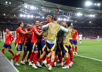 Die Spanier jubeln über ihren Einzug ins Endspiel. Die Spanier jubeln über ihren Einzug ins Endspiel.