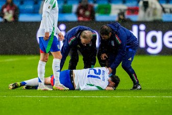 Italien am Boden: Das Team um Alessandro Bastoni muss schon wieder um die WM-Qualifikation bangen. Italien am Boden: Das Team um Alessandro Bastoni muss schon wieder um die WM-Qualifikation bangen.