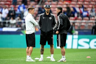 Die deutschen Spieler betreten nach der Ankunft im Stadion den Rasen. Links Kapitän Joshua Kimmich. Die deutschen Spieler betreten nach der Ankunft im Stadion den Rasen. Links Kapitän Joshua Kimmich.
