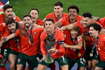 Cristiano Ronaldo (M.) genoss Portugals Triumph bei der Nations League sichtlich. Cristiano Ronaldo (M.) genoss Portugals Triumph bei der Nations League sichtlich.