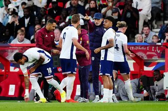 Englands Trainer Thomas Tuchel (M) konnte mit der Leistung seiner Spieler gegen das Team aus Senegal nicht zufrieden sein. Englands Trainer Thomas Tuchel (M) konnte mit der Leistung seiner Spieler gegen das Team aus Senegal nicht zufrieden sein.