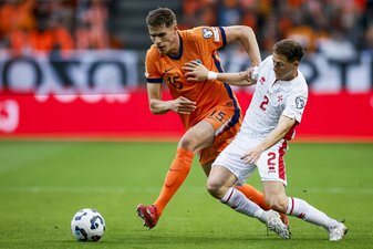Micky van de Ven (links) zählte zu den zahlreichen Torschützen der Niederlande Micky van de Ven (links) zählte zu den zahlreichen Torschützen der Niederlande