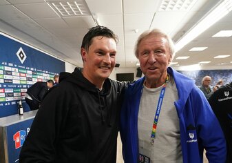 Horst Hrubesch (r) nach dem HSV-Aufstieg mit Trainer Merlin Polzin. Horst Hrubesch (r) nach dem HSV-Aufstieg mit Trainer Merlin Polzin.