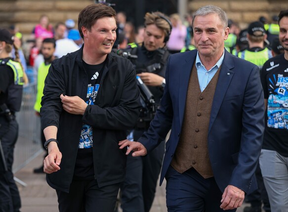 HSV-Sportvorstand Kuntz und Trainer Polzin feierten den Aufstieg - jetzt haben sie viel vor sich. Foto: Selim Sudheimer/Getty Images