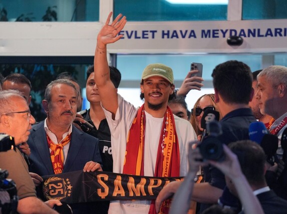 Am Flughafen: Sané begeistert in Istanbul empfangen