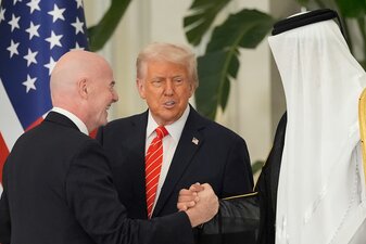 FIFA-Chef Infantino hält enge Bande zum US-Präsdienten und nach Saudi-Arabien. FIFA-Chef Infantino hält enge Bande zum US-Präsdienten und nach Saudi-Arabien.