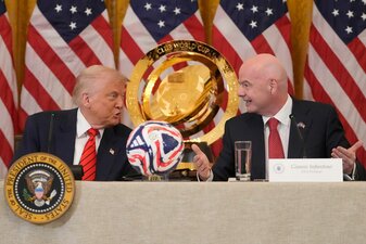 Das Männerbündnis zwischen Trump (l.) und Infantino (r.) sorgt für Diskussionen. Das Männerbündnis zwischen Trump (l.) und Infantino (r.) sorgt für Diskussionen.