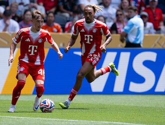 Klein, aber oho: Lennart Karl setzt mit dem Ball am linken Fuß zum Dribbling an. Klein, aber oho: Lennart Karl setzt mit dem Ball am linken Fuß zum Dribbling an.