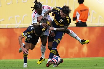 Es ging rustikal zur Sache zwischen Boca und Benfica. Hier kämpft der frühere Bayern-Profi Renato Sanches (M) von Lissabon mit Carlos Palacios (r) und Alan Velasco um den Ball. Es ging rustikal zur Sache zwischen Boca und Benfica. Hier kämpft der frühere Bayern-Profi Renato Sanches (M) von Lissabon mit Carlos Palacios (r) und Alan Velasco um den Ball.