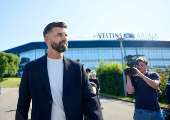 Miron Muslic hat sich offiziell auf Schalke vorgestellt. Miron Muslic hat sich offiziell auf Schalke vorgestellt.