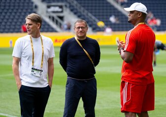 Beim ersten WM-Spiel waren Sportdirektor Christoph Freund (l) und Sportvorstand Max Eberl in den USA noch vereint. Rechts Trainer Vincent Kompany. Beim ersten WM-Spiel waren Sportdirektor Christoph Freund (l) und Sportvorstand Max Eberl in den USA noch vereint. Rechts Trainer Vincent Kompany.