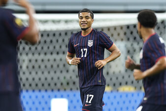Tillman (m.) ist derzeit für die USA beim Gold-Cup aktiv. Im Sommer könnte er nach Leverkusen wechseln. Foto Omar Vega/Getty Images Tillman (m.) ist derzeit für die USA beim Gold-Cup aktiv. Im Sommer könnte er nach Leverkusen wechseln. Foto Omar Vega/Getty Images