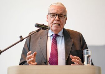 HSV-Investor Klaus-Michael Kühne will offenbar Anteile an dem Fußball-Bundesligisten HSV verkaufen. HSV-Investor Klaus-Michael Kühne will offenbar Anteile an dem Fußball-Bundesligisten HSV verkaufen.