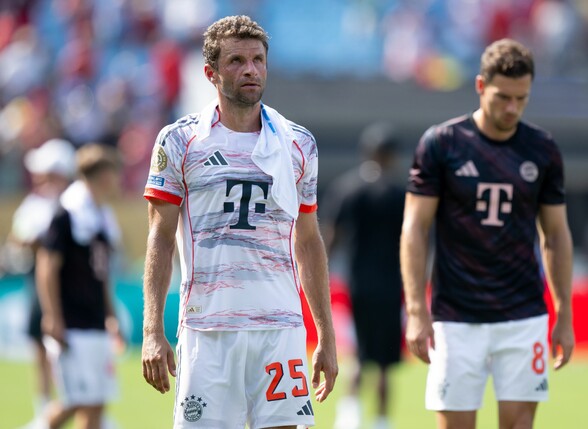 Weiter geht's: Thomas Müller nach dem Spiel mit einem kühlenden Handtuch im Nacken.