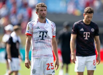 Weiter geht's: Thomas Müller nach dem Spiel mit einem kühlenden Handtuch im Nacken. Weiter geht's: Thomas Müller nach dem Spiel mit einem kühlenden Handtuch im Nacken.