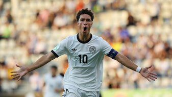 Bei der U19-EM erzielte Darvich in der Vorrunde ein Tor gegen England - nun soll er nach Stuttgart kommen. Bei der U19-EM erzielte Darvich in der Vorrunde ein Tor gegen England - nun soll er nach Stuttgart kommen.