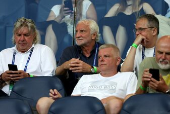 Rudi Völler (M) tippt auf einen Sieg gegen England. Rudi Völler (M) tippt auf einen Sieg gegen England.