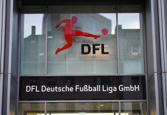 Der FC Schalke 04 und Hertha BSC eröffnen die Spielzeit in der 2. Fußball-Bundesliga. Der FC Schalke 04 und Hertha BSC eröffnen die Spielzeit in der 2. Fußball-Bundesliga.