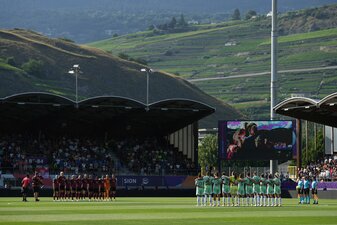 Beim EM-Gruppenspiel zwischen Belgien und Italien gab es eine Schweigeminute zum Gedenken an Liverpools gestorbene Stürmer Diogo Jota Beim EM-Gruppenspiel zwischen Belgien und Italien gab es eine Schweigeminute zum Gedenken an Liverpools gestorbene Stürmer Diogo Jota