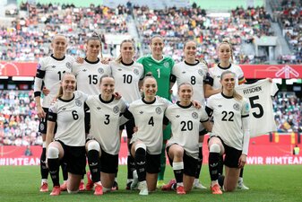 BERLIN, GERMANY - APRIL 08: Giulia Gwinn of Germany holds a shirt in tribute to Doris Fitschen as players of Germany pose for a team photograph prior to the UEFA Women's Nations League 2024/25 Group A BERLIN, GERMANY - APRIL 08: Giulia Gwinn of Germany holds a shirt in tribute to Doris Fitschen as players of Germany pose for a team photograph prior to the UEFA Women's Nations League 2024/25 Group A