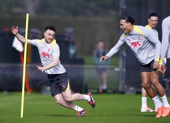 Virgil van Dijk (r.) wird seinen gestorbenen Teamkollegen Diego Jota (l) vermissen Virgil van Dijk (r.) wird seinen gestorbenen Teamkollegen Diego Jota (l) vermissen