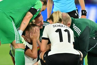 Giulia Gwinn muss verletzt raus. Giulia Gwinn muss verletzt raus.