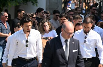 Rute Cardoso trauert am Sarg ihres verstorbenen Mannes Diogo Jota. Rute Cardoso trauert am Sarg ihres verstorbenen Mannes Diogo Jota.