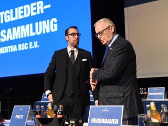 Hertha-Geschäftsführer Michael Preetz (l) und Präsident Werner Gegenbauer stellten sich den Fans. Foto: Maurizio Gambarini
<br>dpa-infocom GmbH Hertha-Geschäftsführer Michael Preetz (l) und Präsident Werner Gegenbauer stellten sich den Fans. Foto: Maurizio Gambarini
<br>dpa-infocom GmbH