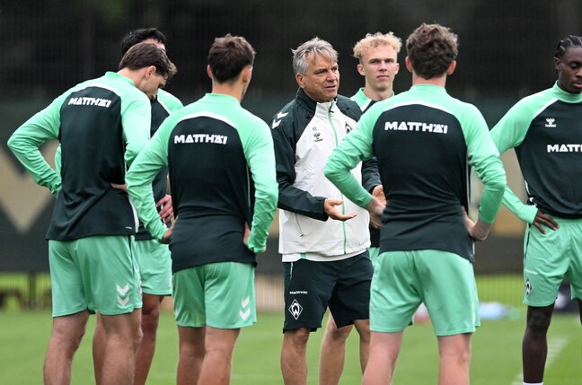 Gleich mittendrin: Werders neuer Trainer Horst Steffen.