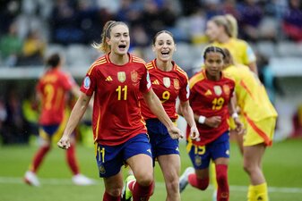 Die zweimalige Weltfußballerin Alexia Putellas (l) bejubelt ihr Tor zum 1:0. Die zweimalige Weltfußballerin Alexia Putellas (l) bejubelt ihr Tor zum 1:0.