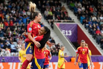 Hoch soll sie leben: Alexia Putellas wird nach ihrem Tor zum 6:2 von Salma Paralluelo geherzt. Hoch soll sie leben: Alexia Putellas wird nach ihrem Tor zum 6:2 von Salma Paralluelo geherzt.