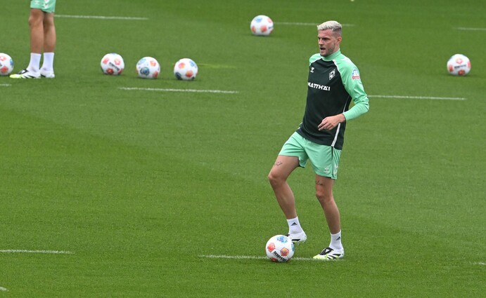 Werder-Stürmer Marvin Ducksch hat sich beim Trainingsauftakt verletzt.