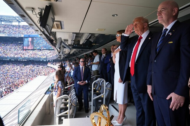 US-Präsident Donald Trump (2. v. r) und First Lady Melania Trump beim Finale.