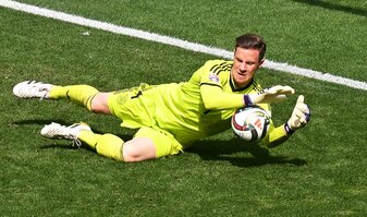 Beim Trainingsauftakt des FC Barcelona übte Marc-André ter Stegen am Rande der Gruppe. Beim Trainingsauftakt des FC Barcelona übte Marc-André ter Stegen am Rande der Gruppe.
