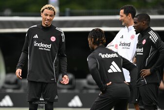 Newcastle United soll an Frankfurts Hugo Ekitiké (l) interessiert sein. Newcastle United soll an Frankfurts Hugo Ekitiké (l) interessiert sein.