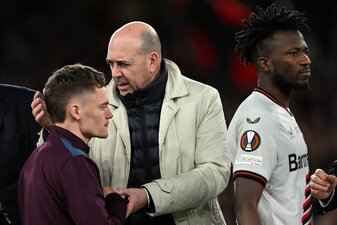 Leverkusen-Boss Fernando Carro (M) ist froh, dass Florian Wirtz (l) nicht zum FC Bayern gewechselt ist. Leverkusen-Boss Fernando Carro (M) ist froh, dass Florian Wirtz (l) nicht zum FC Bayern gewechselt ist.