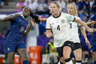Klare Rote Karte: Kathrin Hendrich (r) zieht an den Haaren von Griedge Mbock Bathy. Klare Rote Karte: Kathrin Hendrich (r) zieht an den Haaren von Griedge Mbock Bathy.