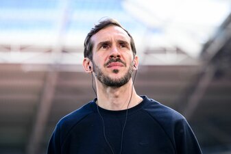 Julian Schuster bleibt Trainer des SC Freiburg. Julian Schuster bleibt Trainer des SC Freiburg.