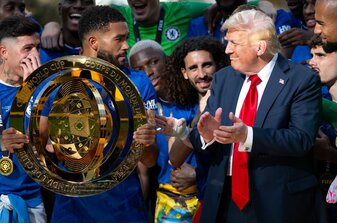 Marc Cucurella (Mitte) beobachtet die komischen Augenblicke zwischen seinem Kapitän Reece James und US-Präsident Donald Trump. Marc Cucurella (Mitte) beobachtet die komischen Augenblicke zwischen seinem Kapitän Reece James und US-Präsident Donald Trump.
