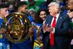 Marc Cucurella (Mitte) beobachtet die komischen Augenblicke zwischen seinem Kapitän Reece James und US-Präsident Donald Trump.