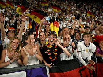 EM-Halbfinale der DFB-Frauen live in der ARD und bei DAZN EM-Halbfinale der DFB-Frauen live in der ARD und bei DAZN