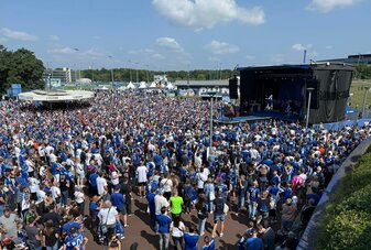 Gewaltiger Fan-Zuspruch am «Schalke-Tach» Gewaltiger Fan-Zuspruch am «Schalke-Tach»