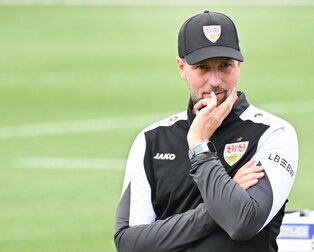 VfB-Trainer Sebastian Hoeneß hofft auf die Verpflichtung von Real-Talent Chema Andres. VfB-Trainer Sebastian Hoeneß hofft auf die Verpflichtung von Real-Talent Chema Andres.