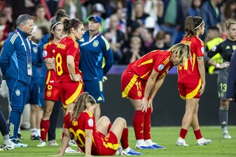 Spaniens Topspielerin Bonmati (Spielerin ganz links) konnte sich nach dem verlorenen EM-Finale mit einem persönlichen Preis trösten Spaniens Topspielerin Bonmati (Spielerin ganz links) konnte sich nach dem verlorenen EM-Finale mit einem persönlichen Preis trösten
