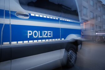 Nach der brutalen Attacke auf Kölner Anhänger im Januar dieses Jahres hat die Polizei eine Großrazzia gegen HSV-Fans durchgeführt. Nach der brutalen Attacke auf Kölner Anhänger im Januar dieses Jahres hat die Polizei eine Großrazzia gegen HSV-Fans durchgeführt.