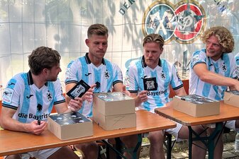 Florian Niederlechner (2.v.l.) und seine Mitspieler freuen sich auf die neue Saison. Florian Niederlechner (2.v.l.) und seine Mitspieler freuen sich auf die neue Saison.