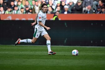Trainiert wieder mit den Profis: Florian Neuhaus Trainiert wieder mit den Profis: Florian Neuhaus